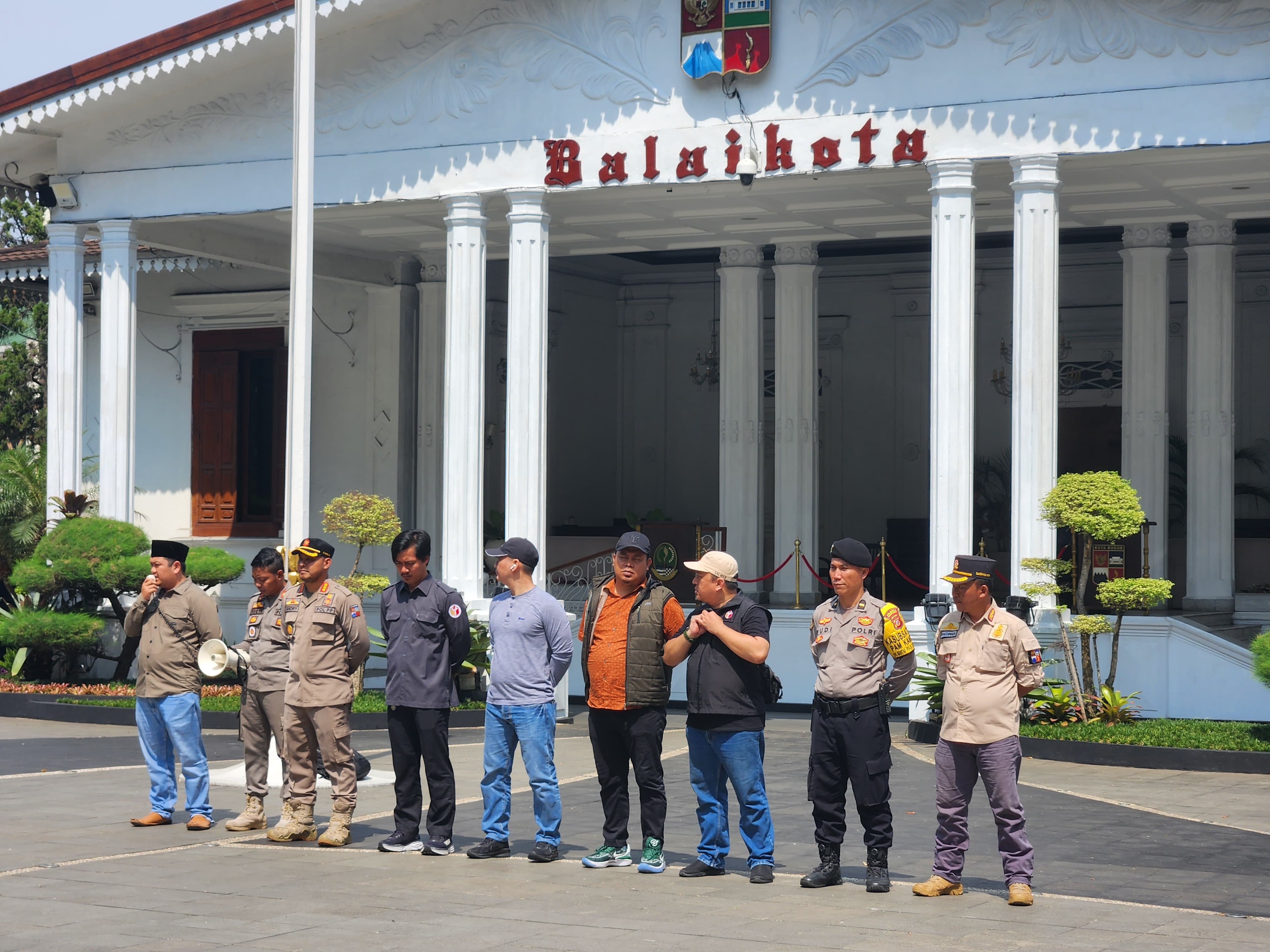 Bawaslu Kota Bogor Dampingi Penertiban Alat Peraga Kampanye (APK) Pasangan Calon Walikota dan Wakil Walikota Bogor