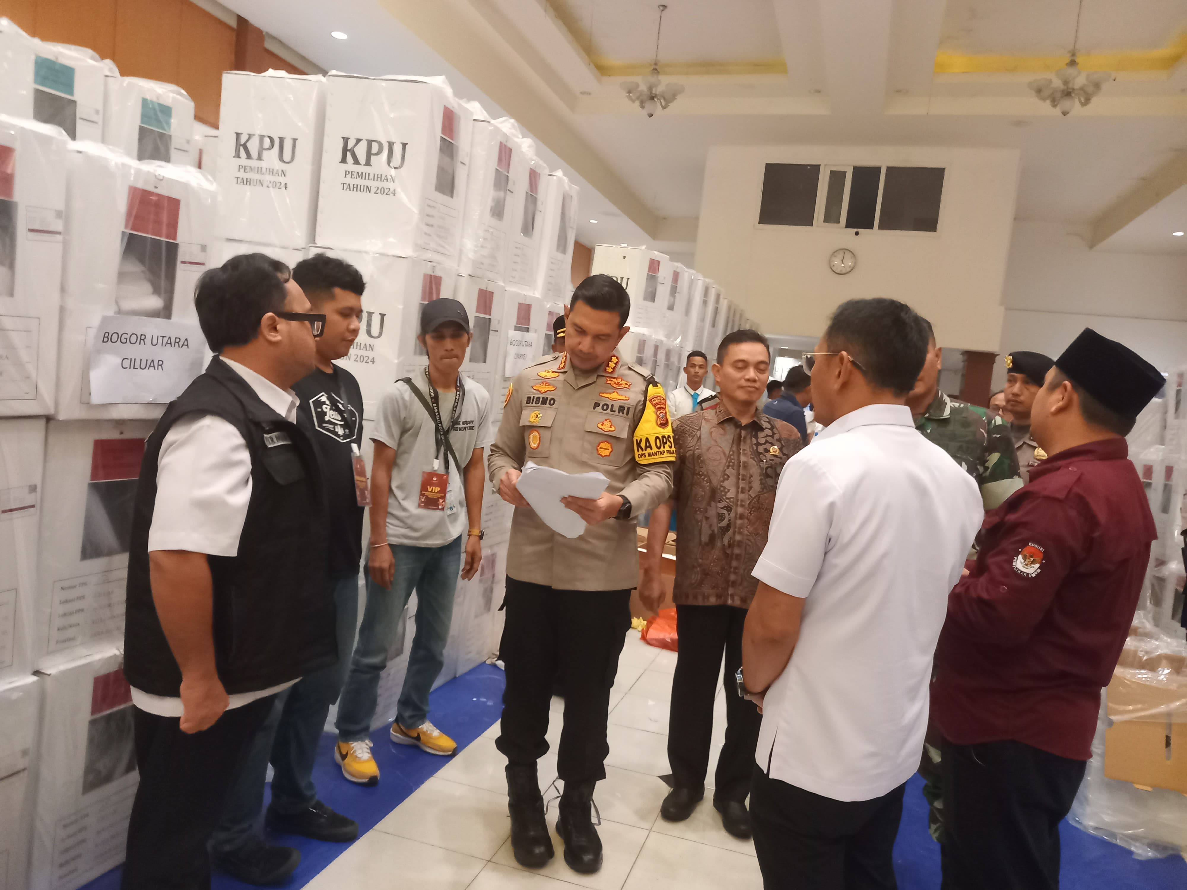  Anggota Bawaslu Kota Bogor, Firman Wijaya, Melakukan Peninjauan ke Gudang Logistik KPU Kota Bogor