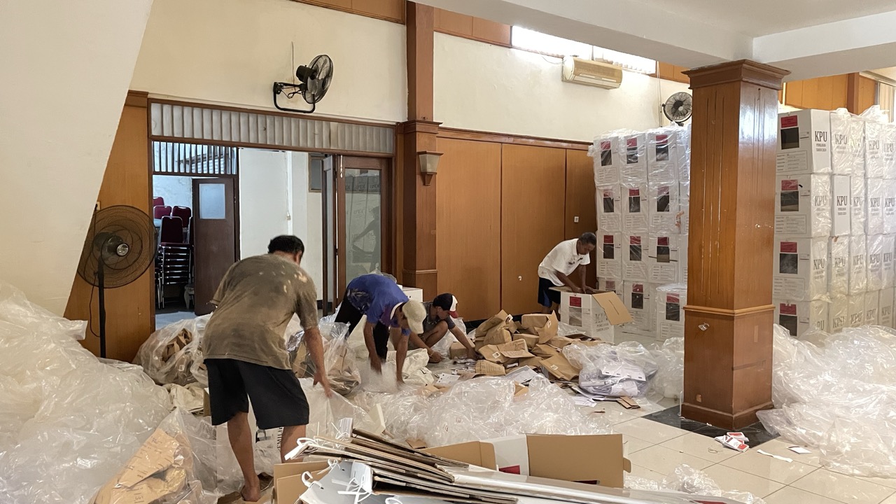 Bawaslu Kota Bogor Awasi Pengosongan Isi Kotak Suara Pemilihan Serentak Tahun 2024 Yang Dilakukkan KPU Kota Bogor