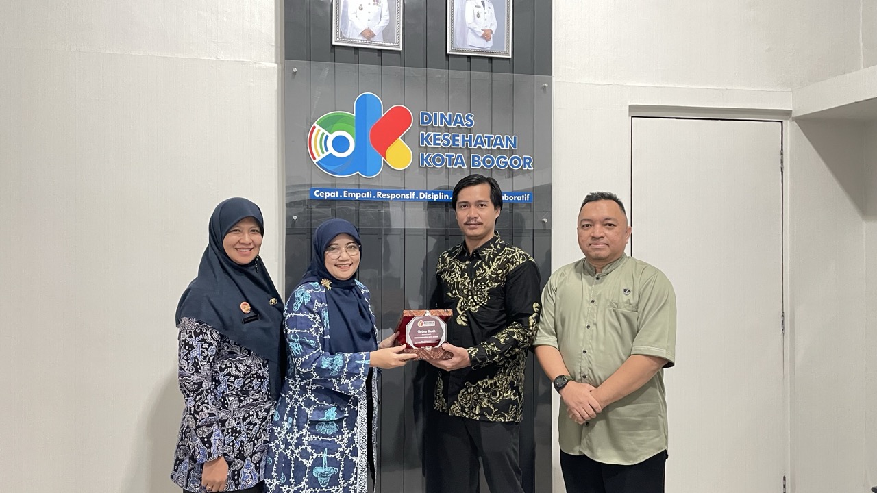 Bawaslu Kota Bogor Sampaikan Terimakasih dan Menyerahkan Tanda Apresiasi Atas Kontribusi Dinas Kesehatan Kota Bogor Dalam Mensukseskan Pemilu dan Pemilihan Serentak 2024 di Kota Bogor