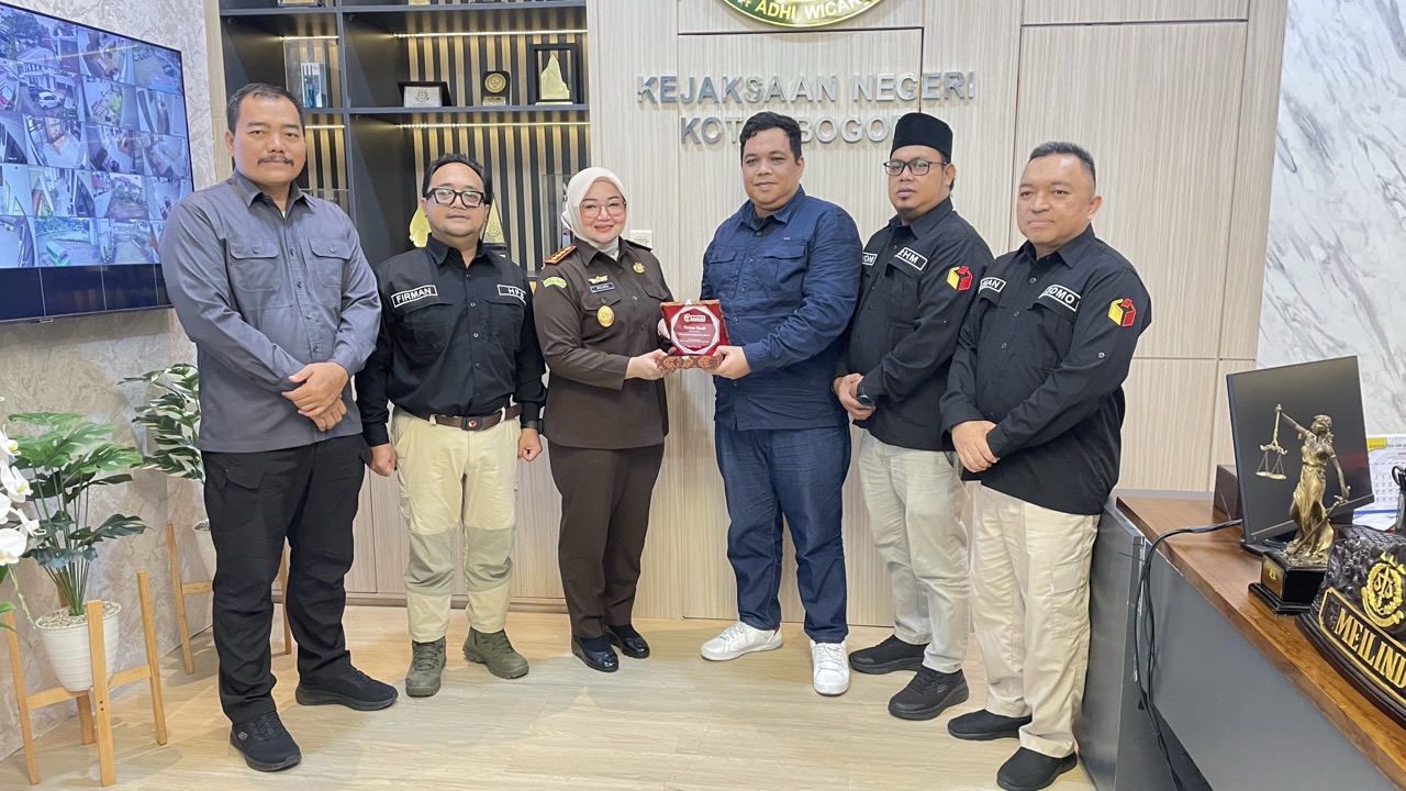 Bawaslu Kota Bogor Sampaikan Terimakasih dan Menyerahkan Tanda Apresiasi Atas Kerjasama Kejaksaan Negeri Kota Bogor Dalam Mensukseskan Pemilu dan Pemilihan Serentak 2024 di Kota Bogor