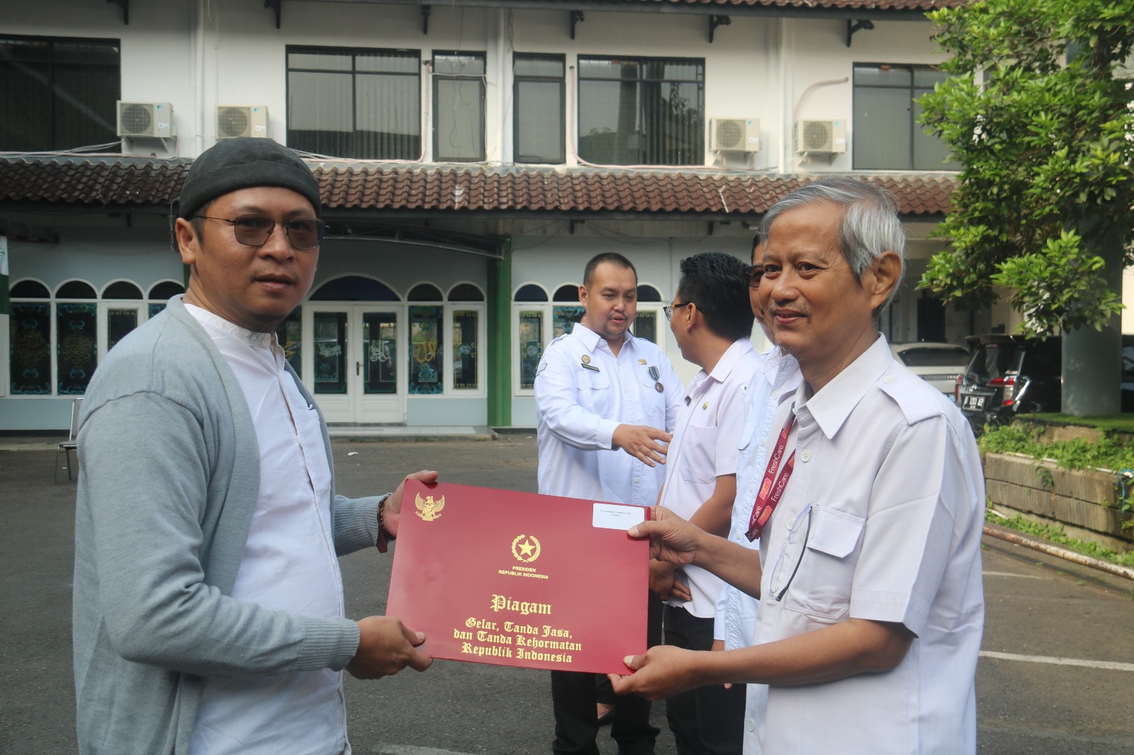 Kepala Sekretariat Bawaslu Kota Bogor, Achmad Syaichu Menerima Penganugerahan Satyalancana Karya Satya Bagi Pegawai Negeri Sipil di Lingkungan Bawaslu