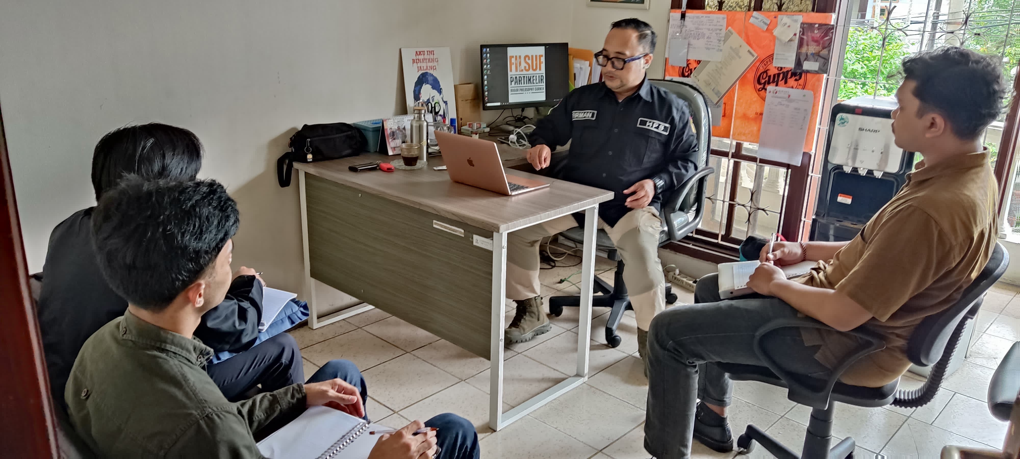 Kordiv. Hukum dan Penyelesaian Sengketa Bawaslu Kota Bogor, Firman Wijaya Sampaikan Materi Tentang Keadilan Pemilu Kepada Mahasiswa Magang Dari Universitas Pakuan di Lingkungan Kantor Bawaslu Kota Bogor