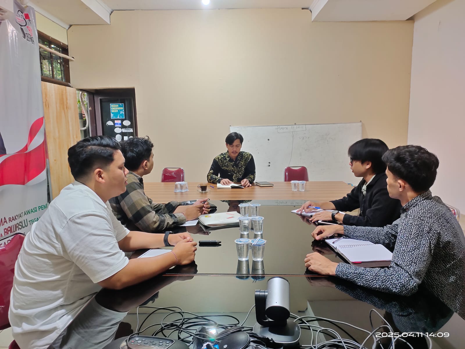 Ketua Bawaslu Kota Bogor, Herdiyatna Sampaikan Materi Kepada Mahasiswa Magang Dari Universitas Pakuan di Bawaslu Kota Bogor