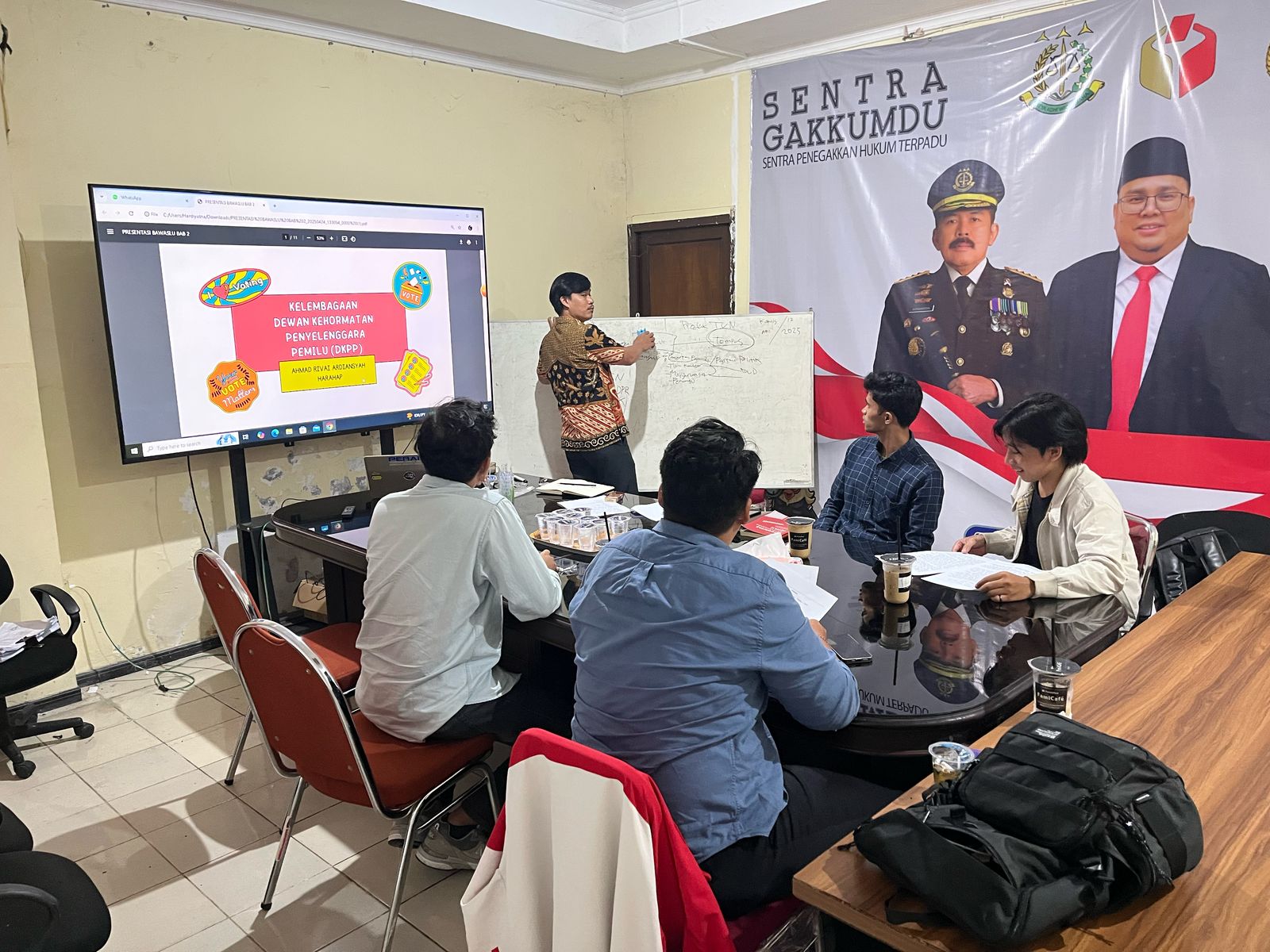 Ketua Bawaslu Kota Bogor, Herdiyatna Jelaskan Isi Bab II Buku Penyelenggara Pemilu Kepada Mahasiswa Universitas Pakuan yang Sedang Melakukan Magang di Kantor Bawaslu Kota Bogor