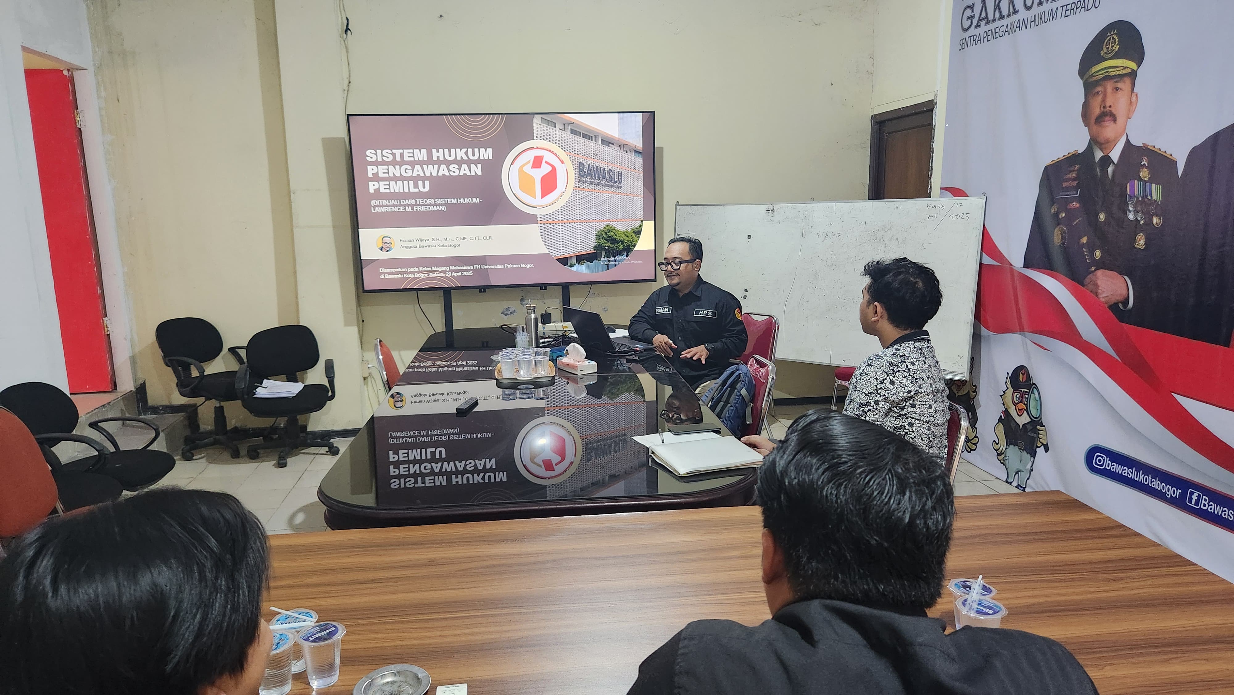 Anggota Bawaslu Kota Bogor, Firman Wijaya Sampaikan Materi Sistem Hukum Pengawasan Pemilu Pada Kelas Magang Mahasiswa Fakultas Hukum Universitas Pakuan Bogor di Kantor Bawaslu Kota Bogor