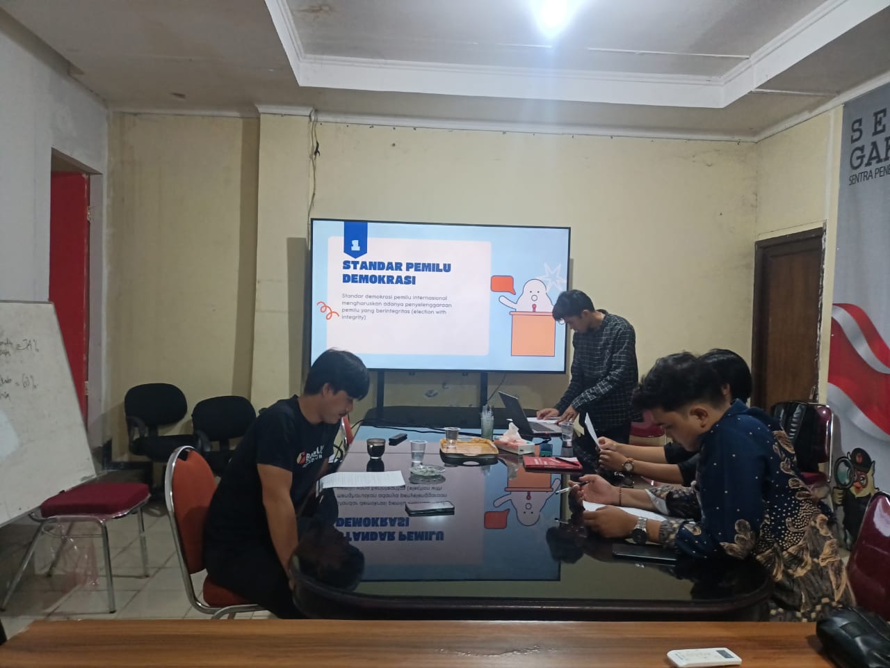 Herdiyatna, Ketua Bawaslu Kota Bogor Menjelaskan Tentang Integritas Penyelenggara Pemilu Kepada Mahasiswa Universitas Pakuan Bogor Yang Sedang Melakukan Magang di Kantor Bawaslu Kota Bogor