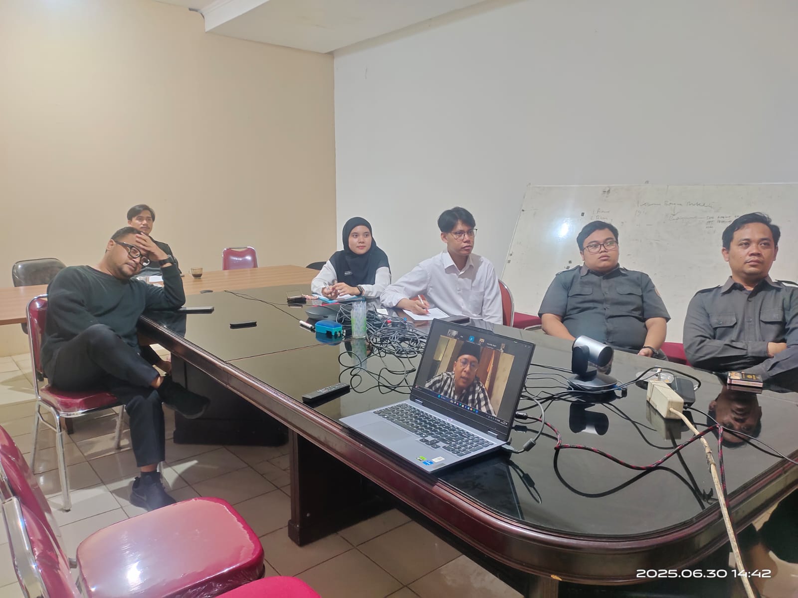 Ketua dan Anggota Bawaslu Kota Bogor Beserta Staf Sekretariat Bawaslu Kota Bogor Ikuti Zoom Rapat Pembahasan dan Penyusunan Daftar Inventaris Masalah (DIM) Perubahan Perbawaslu