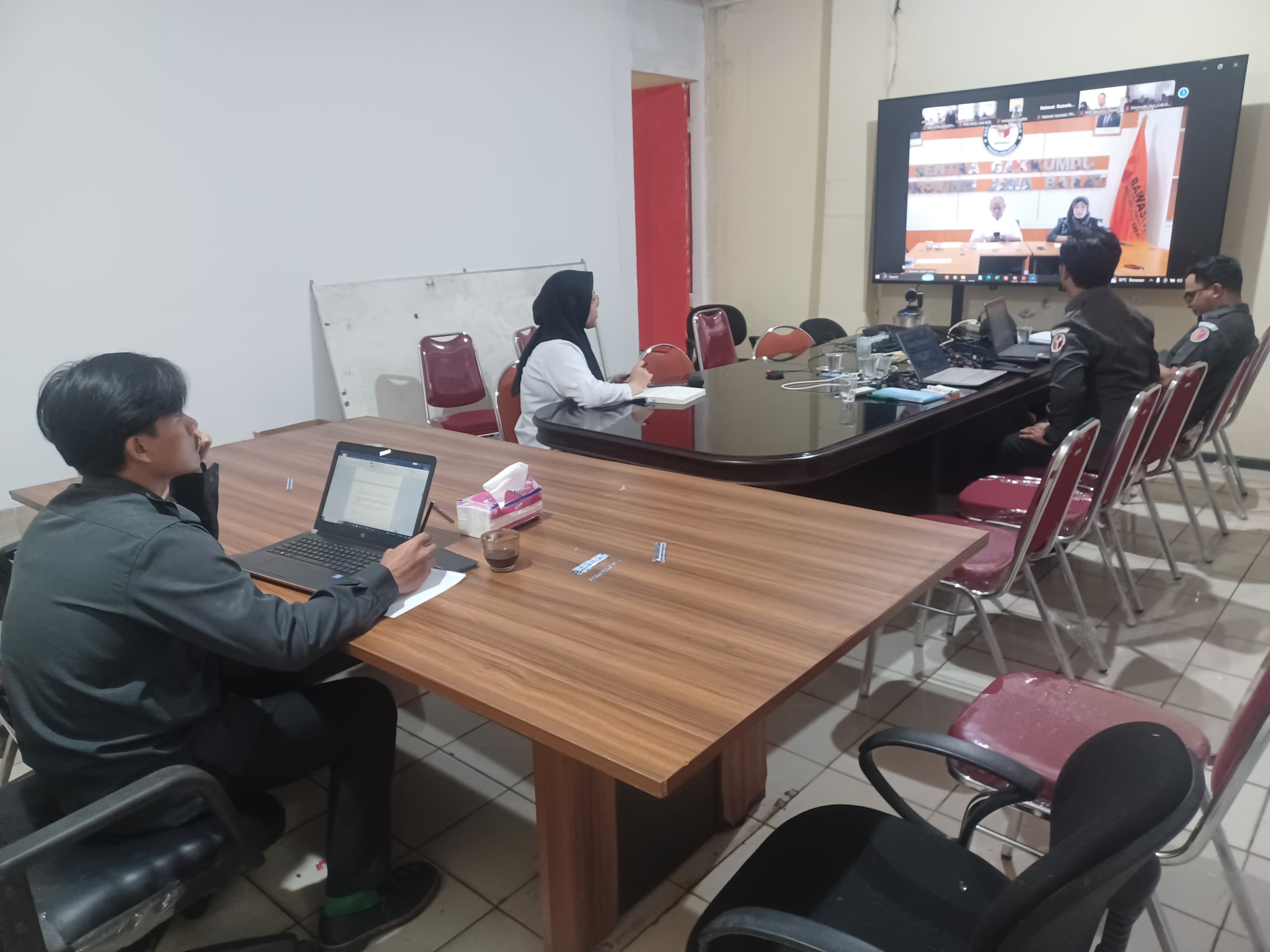 Ketua Bawaslu Kota Bogor, Herdiyatna  dan Staf Jalani Self Assesment Questionnere (SAQ) Tentang Keterbukaan Informasi Publik Dari Bawaslu Provinsi Jawa Barat