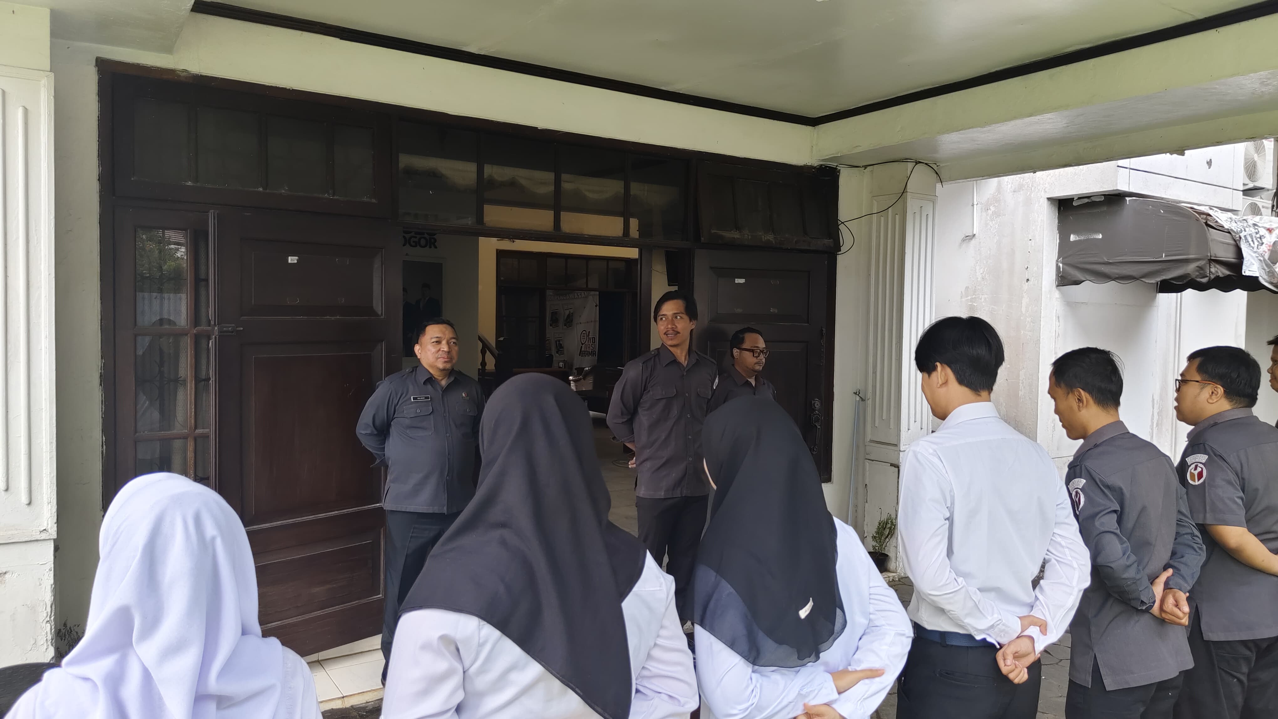 Pimpin Apel Pagi Rutin, Ketua Bawaslu Kota Bogor Herdiyatna Tegaskan Pentingnya Publikasi Kegiatan