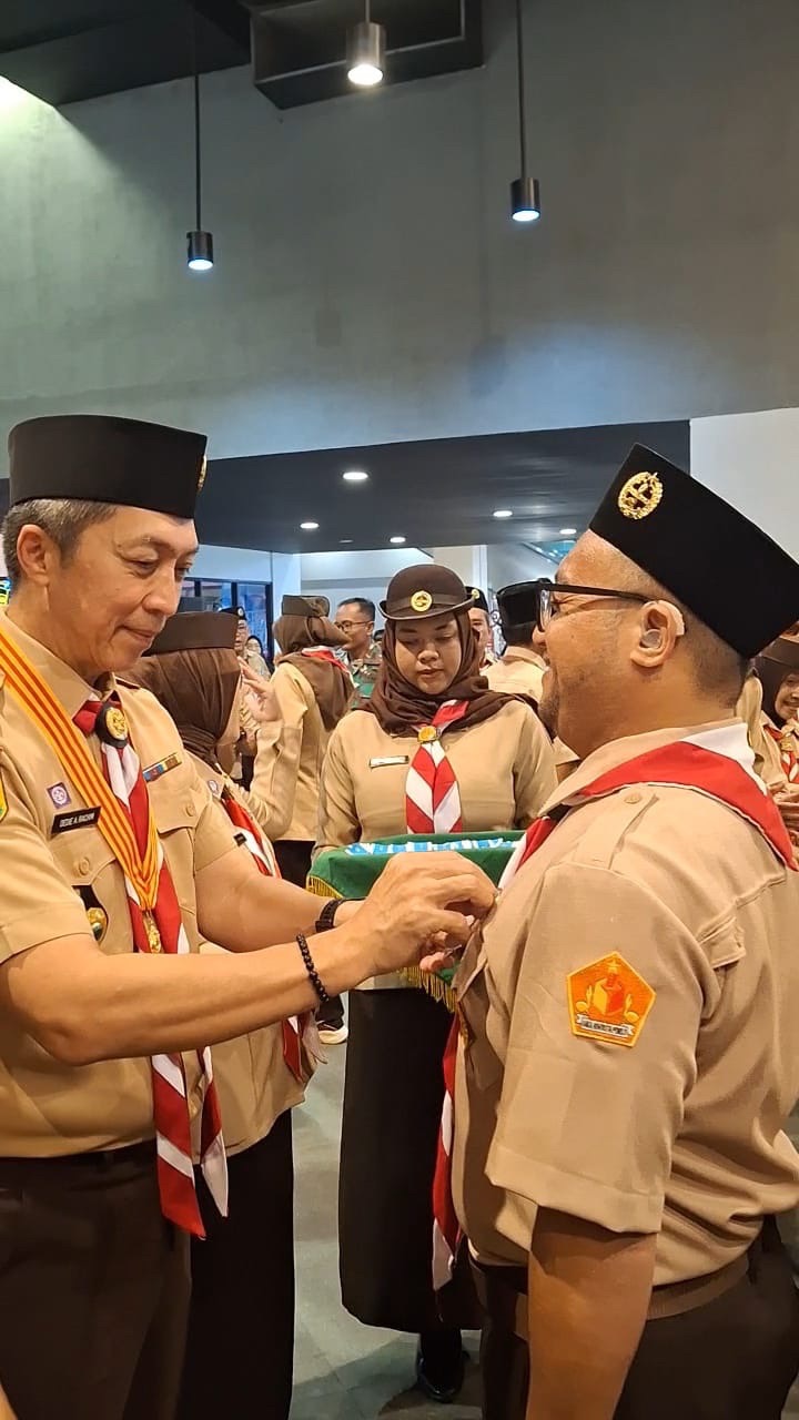 Anggota Bawaslu Kota Bogor Terima Tanda Penghargaan dari Gerakan Pramuka Kwarcab Kota Bogor