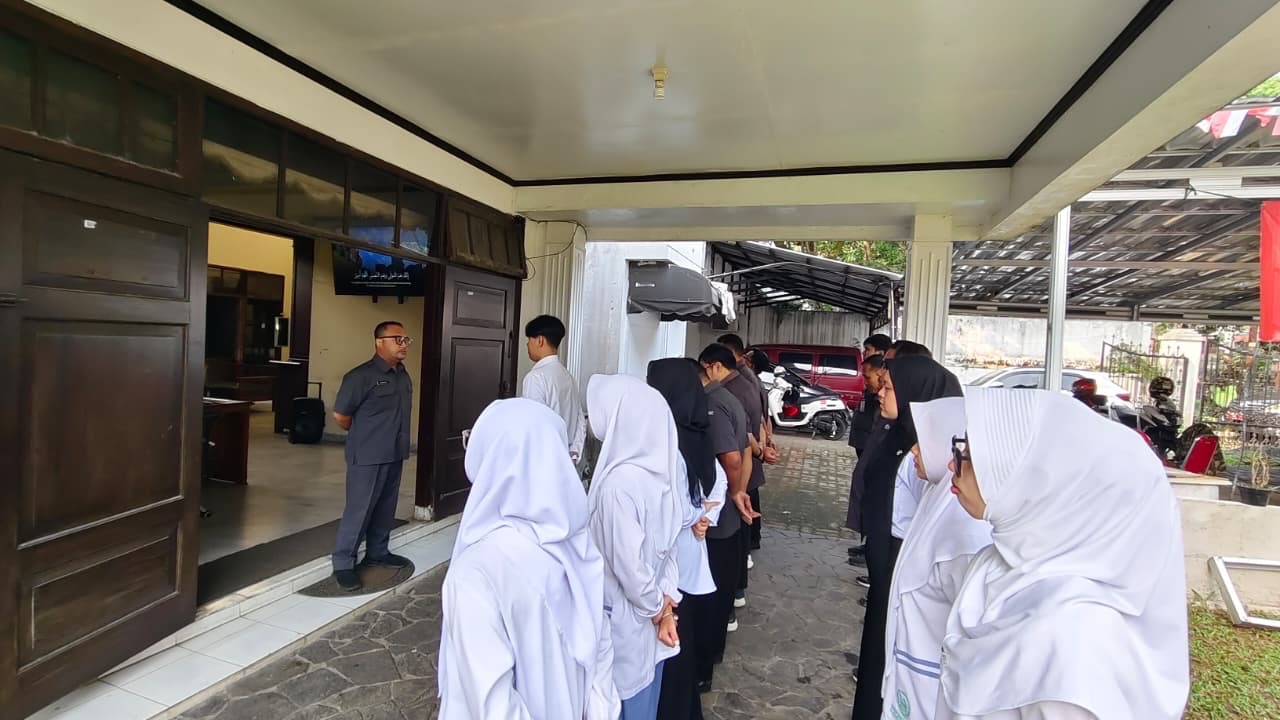 Anggota Bawaslu Kota Bogor, Firman Wijaya Pimpin Apel Rutin Senin Pagi