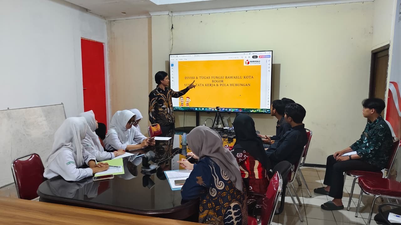 Ketua Bawaslu Kota Bogor, Herdiyatna Isi Materi Penguatan Internal Untuk CPNS, Mahasiswa Magang, dan Siswa Praktek Kerja Lapangan di Lingkungan Bawaslu Kota Bogor