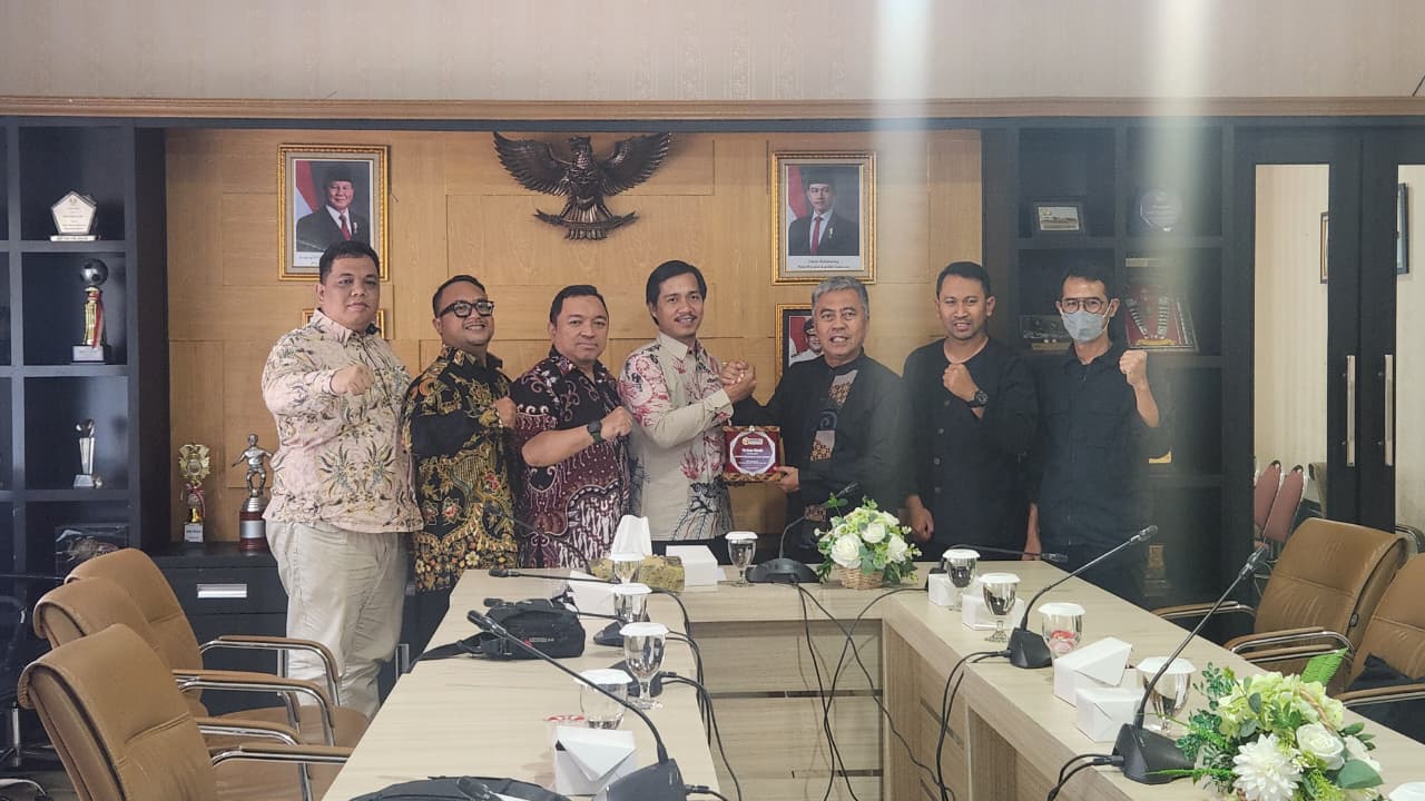 Perkuat Sinergitas, Bawaslu Kota Bogor Berikan Plakat Tanda Terimakasih Kepada Sekda Kota Bogor