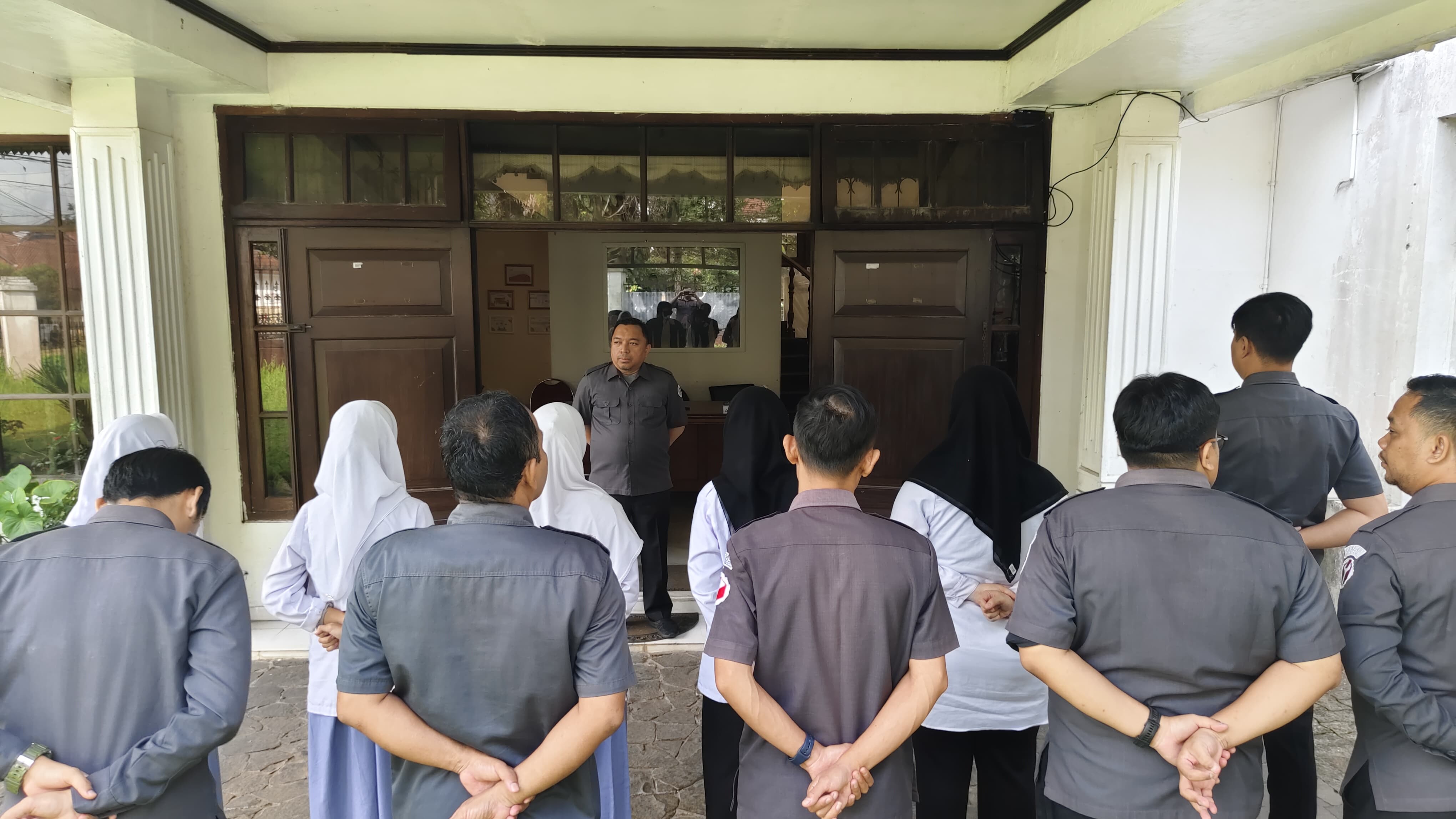 Gelar Apel Rutin, Anggota Bawaslu Kota Bogor, Salman Alfarisi Tegaskan Untuk Bekerja Dengan Mengedepankan Kerjasama Dan Koordinasi
