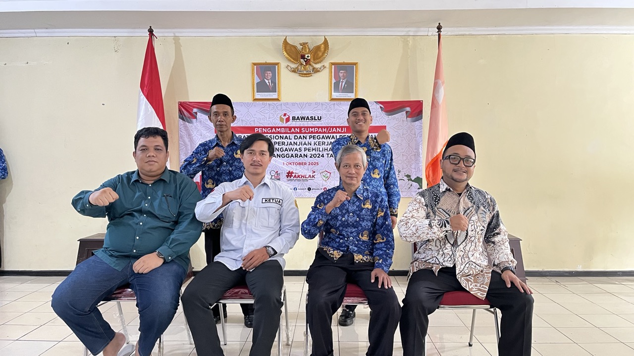 2 Staf Bawaslu Kota Bogor Dilantik Sebagai Pegawai Pemerintah dengan Perjanjian Kerja (PPPK) Tahun Anggaran 2024 Tahap II