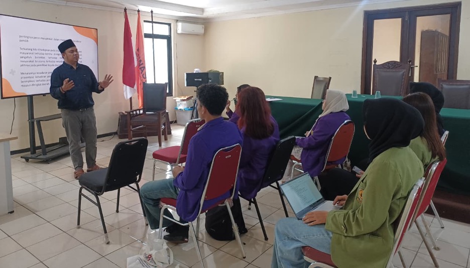 Kordiv. P2HM, Ahmad Fathoni Jelaskan Peran Masyarakat Dalam Pelaksanaan Pemilu Pada Peserta Magang