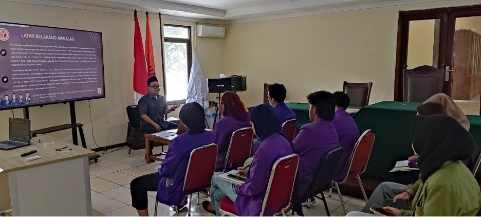 Firman Wijaya Jelaskan Sistem Hukum Pengawasan Pemilu Kepada Peserta Magang