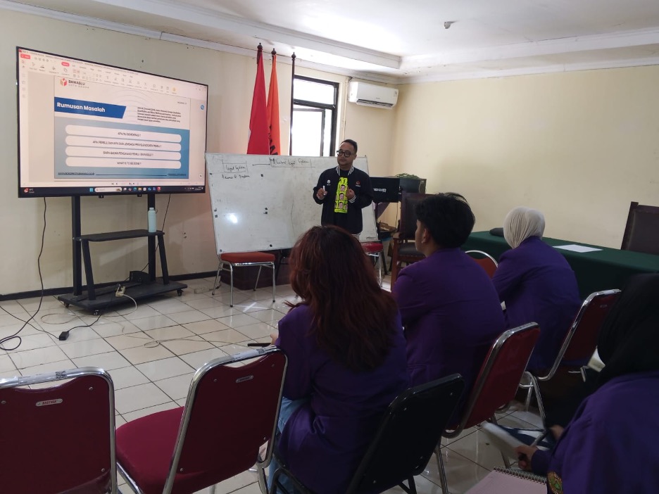 Firman Wijaya Jelaskan Pemahaman Demokrasi dan Kepemiluan Pada Peserta Magang