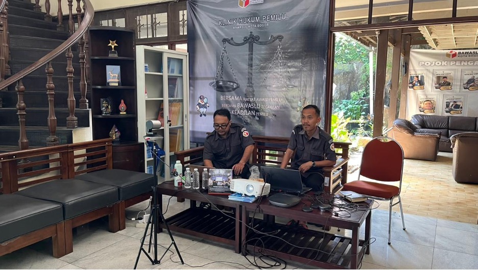 Kordiv. Penyelesaian Sengketa Bawaslu Provinsi Jawa Barat, Harminus Koto Berikan Arahan Pengisian Alat Kerja PDPPB