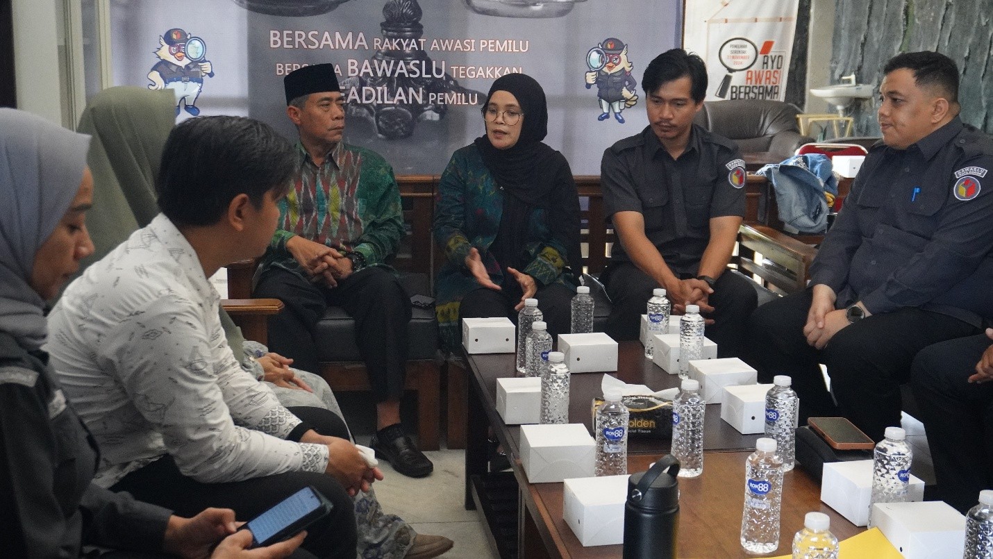 Anggota Bawaslu RI, Lolly Suhenty Sampaikan Dana Kerohiman Secara Simbolis Kepada Keluarga alm. Achmad Syaichu