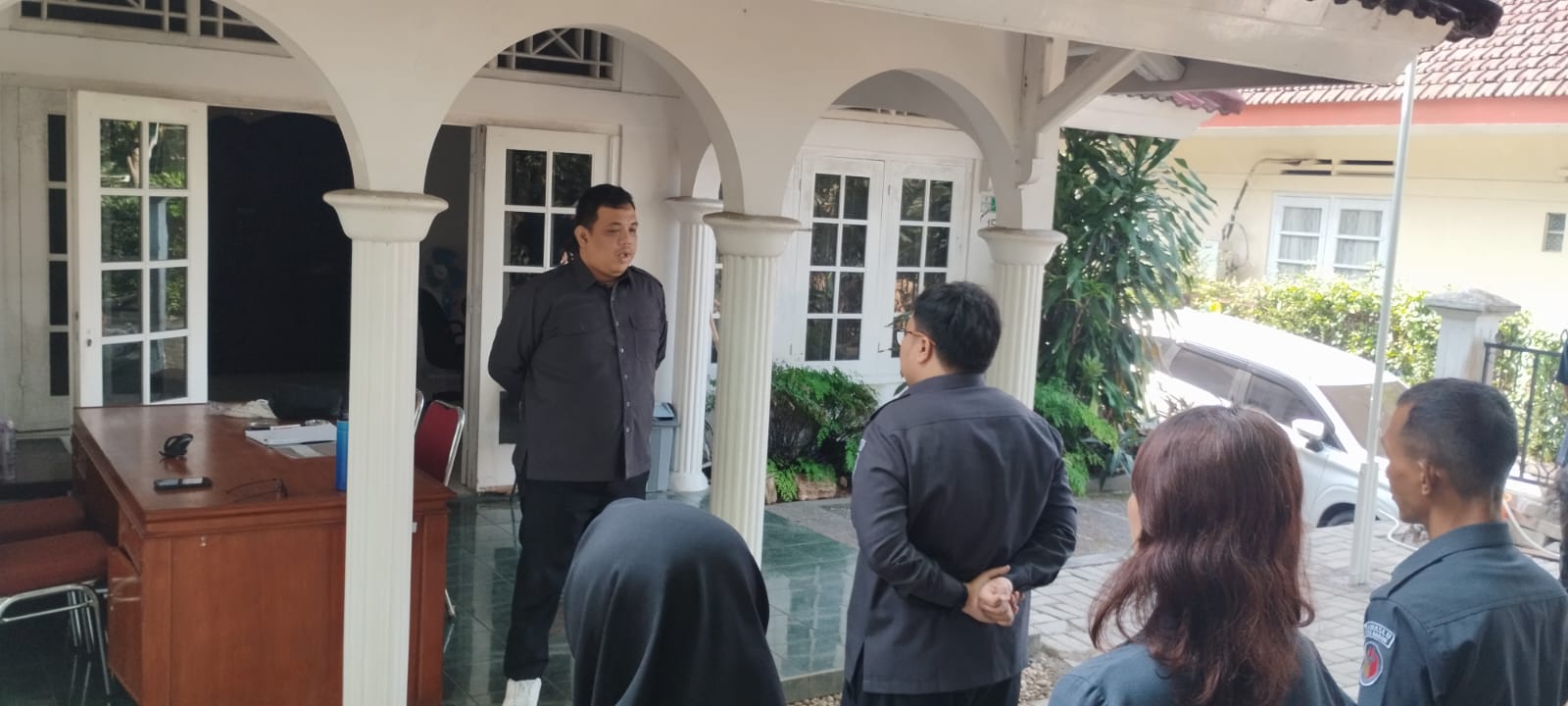 pada penjelasan kujang berikan gambar bentuk logo angka 8 secara utuh dan hanya lambang kujang yang diwarnai