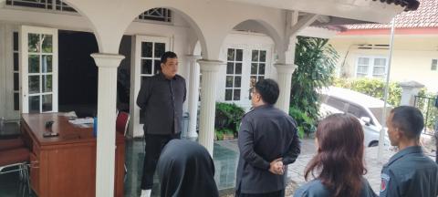 pada penjelasan kujang berikan gambar bentuk logo angka 8 secara utuh dan hanya lambang kujang yang diwarnai