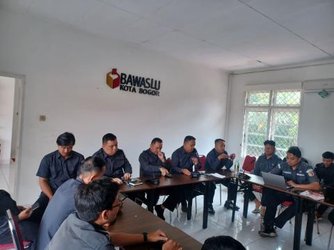 Bawaslu Kota Bogor Perkuat Sinergi dan Matangkan Rencana Kerja Melalui Morning Briefing