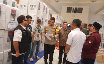  Anggota Bawaslu Kota Bogor, Firman Wijaya, Melakukan Peninjauan ke Gudang Logistik KPU Kota Bogor