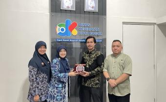 Bawaslu Kota Bogor Sampaikan Terimakasih dan Menyerahkan Tanda Apresiasi Atas Kontribusi Dinas Kesehatan Kota Bogor Dalam Mensukseskan Pemilu dan Pemilihan Serentak 2024 di Kota Bogor