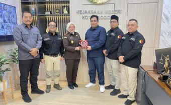 Bawaslu Kota Bogor Sampaikan Terimakasih dan Menyerahkan Tanda Apresiasi Atas Kerjasama Kejaksaan Negeri Kota Bogor Dalam Mensukseskan Pemilu dan Pemilihan Serentak 2024 di Kota Bogor