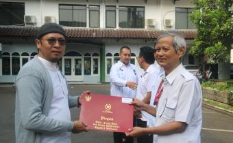 Kepala Sekretariat Bawaslu Kota Bogor, Achmad Syaichu Menerima Penganugerahan Satyalancana Karya Satya Bagi Pegawai Negeri Sipil di Lingkungan Bawaslu