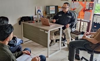 Kordiv. Hukum dan Penyelesaian Sengketa Bawaslu Kota Bogor, Firman Wijaya Sampaikan Materi Tentang Keadilan Pemilu Kepada Mahasiswa Magang Dari Universitas Pakuan di Lingkungan Kantor Bawaslu Kota Bogor