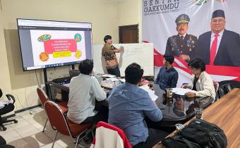 Ketua Bawaslu Kota Bogor, Herdiyatna Jelaskan Isi Bab II Buku Penyelenggara Pemilu Kepada Mahasiswa Universitas Pakuan yang Sedang Melakukan Magang di Kantor Bawaslu Kota Bogor