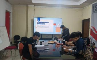 Herdiyatna, Ketua Bawaslu Kota Bogor Menjelaskan Tentang Integritas Penyelenggara Pemilu Kepada Mahasiswa Universitas Pakuan Bogor Yang Sedang Melakukan Magang di Kantor Bawaslu Kota Bogor