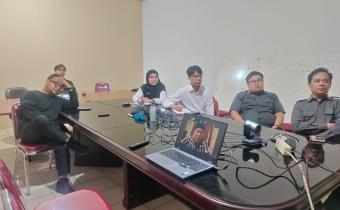 Ketua dan Anggota Bawaslu Kota Bogor Beserta Staf Sekretariat Bawaslu Kota Bogor Ikuti Zoom Rapat Pembahasan dan Penyusunan Daftar Inventaris Masalah (DIM) Perubahan Perbawaslu