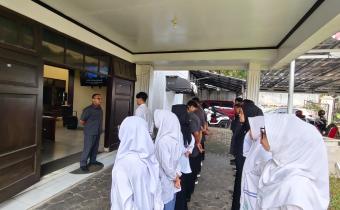 Anggota Bawaslu Kota Bogor, Firman Wijaya Pimpin Apel Rutin Senin Pagi