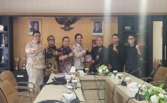 Perkuat Sinergitas, Bawaslu Kota Bogor Berikan Plakat Tanda Terimakasih Kepada Sekda Kota Bogor