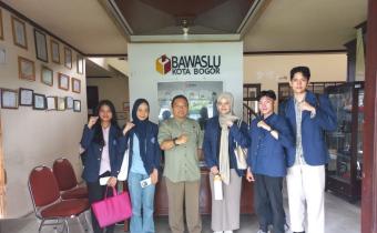Anggota Bawaslu Kota Bogor Salman Alfarisi, Terima Kunjungan Mahasiswa IPB Untuk Melakukan Wawancara Akademik