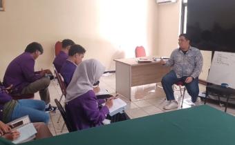Supriantona Jelaskan Tugas Fungsi Divisi Penanganan Pelanggaran dan Datin Pada Peserta Magang
