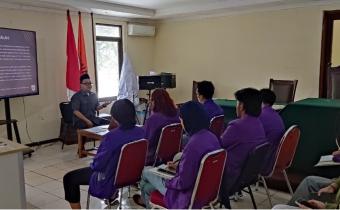 Firman Wijaya Jelaskan Sistem Hukum Pengawasan Pemilu Kepada Peserta Magang