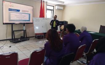 Firman Wijaya Jelaskan Pemahaman Demokrasi dan Kepemiluan Pada Peserta Magang