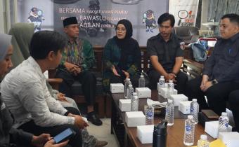 Anggota Bawaslu RI, Lolly Suhenty Sampaikan Dana Kerohiman Secara Simbolis Kepada Keluarga alm. Achmad Syaichu